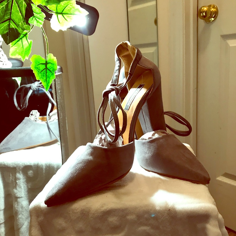 NWOT Fashion faux suede grey heels